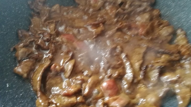 家庭版_葱爆小牛排,炒出香味,牛肉变色。