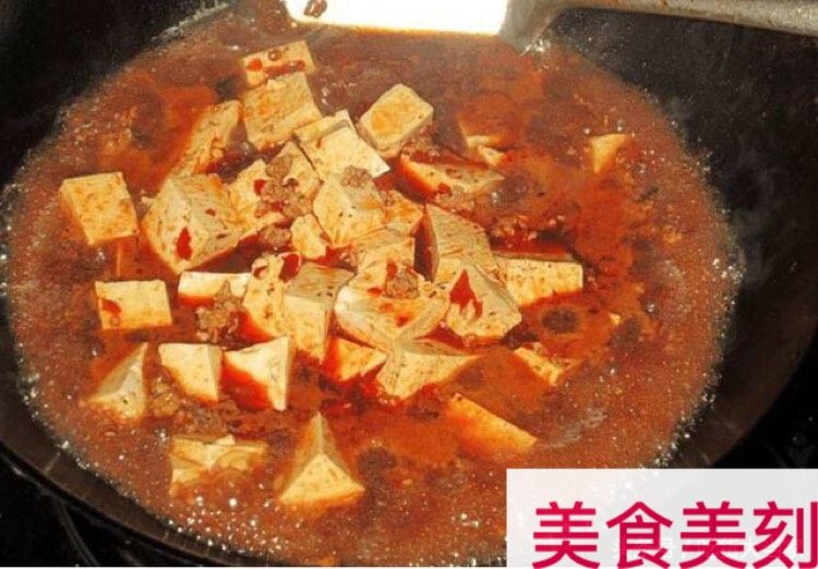 草稿1515729752,12、如图：将肉末煮熟后，汤汁变浓稠了，加入豆腐块下锅一同煮。小心翻动当心把豆腐炒碎了。焖煮个2分钟这样豆腐入味即可出锅装盘。