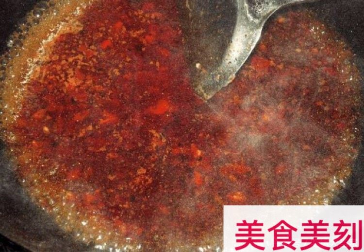 草稿1515729752,10、如图：将肉末炒至变色后，加入适量的清水，水的量不用太多