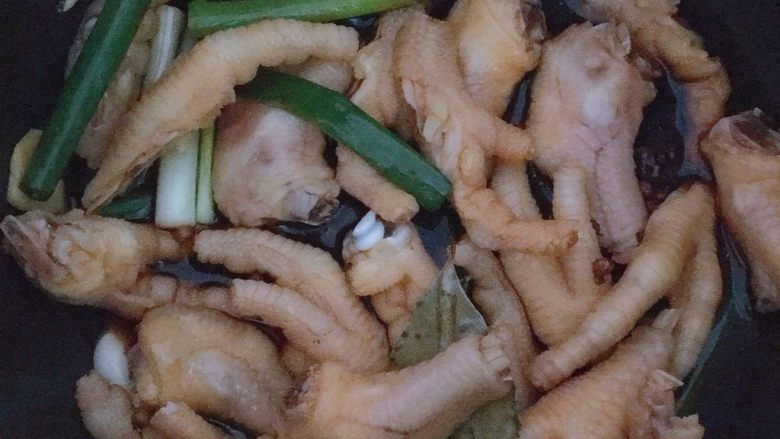 电饭煲香辣卤鸡爪,搅拌均匀,放入电饭煲里,按煮饭键