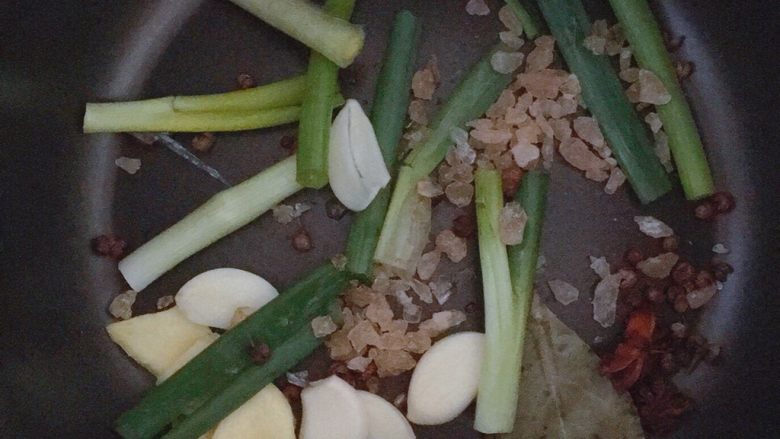 电饭煲香辣卤鸡爪,电饭煲里放入步骤4的香料,并加入适量<a style='color:red;display:inline-block;' href='/shicai/ 866'>冰糖</a>