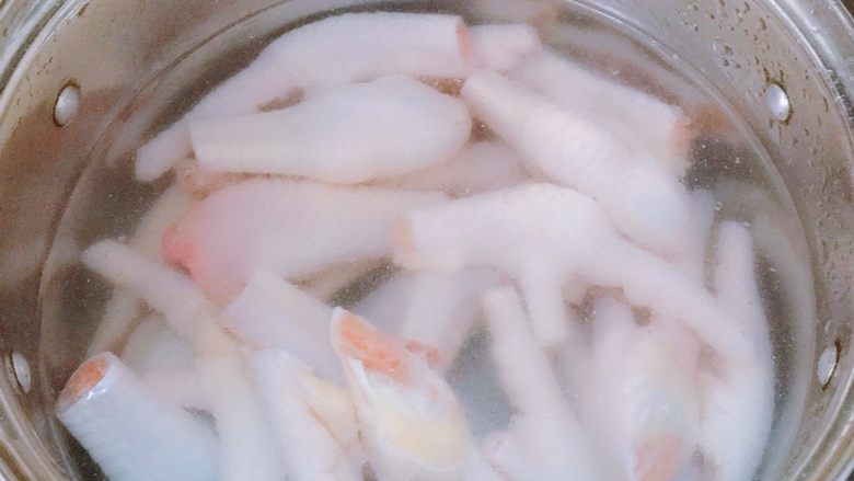 电饭煲香辣卤鸡爪,<a style='color:red;display:inline-block;' href='/shicai/ 89'>鸡爪</a>洗净,放入冷水焯熟