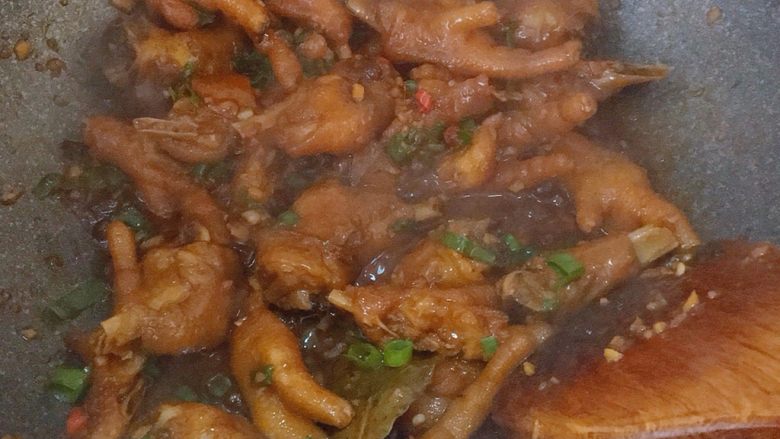 电饭煲香辣卤鸡爪,撒入葱花,拌匀