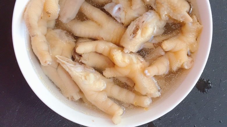 电饭煲香辣卤鸡爪,将鸡爪放入冷水中浸泡一小时以上,期间半个小时要换一次水