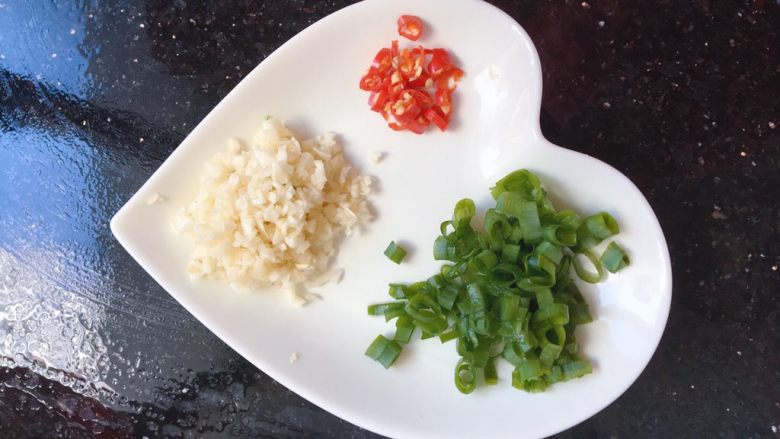 电饭煲香辣卤鸡爪,香葱、<a style='color:red;display:inline-block;' href='/shicai/ 62'>辣椒</a>、蒜头切末备用