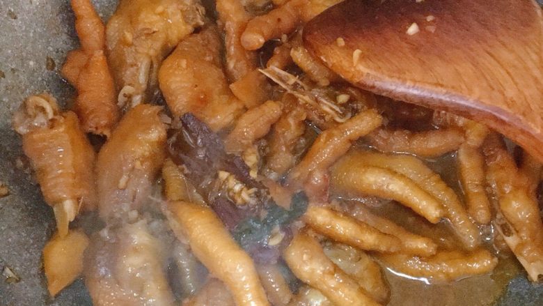 电饭煲香辣卤鸡爪,倒入卤鸡爪和酱汁,大火收汁(这个时候可以尝下味道,淡了加盐浓了加水)
