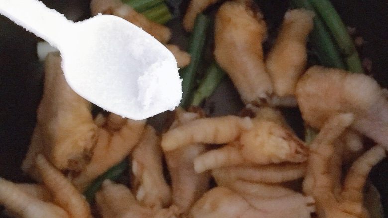电饭煲香辣卤鸡爪,倒入浸泡好的鸡爪，加三勺<a style='color:red;display:inline-block;' href='/shicai/ 692'>酱油</a>，一勺<a style='color:red;display:inline-block;' href='/shicai/ 718'>料酒</a>，一丢丢盐，少量水