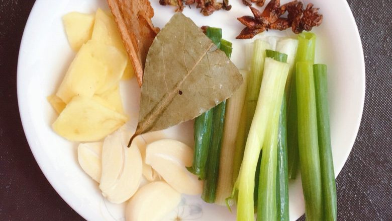 电饭煲香辣卤鸡爪,准备好香料，两瓣<a style='color:red;display:inline-block;' href='/shicai/ 2795'>蒜头</a>切片，<a style='color:red;display:inline-block;' href='/shicai/ 2800'>生姜</a>切片，<a style='color:red;display:inline-block;' href='/shicai/ 3232'>香葱</a>头切段，其余<a style='color:red;display:inline-block;' href='/shicai/ 741'>香叶</a><a style='color:red;display:inline-block;' href='/shicai/ 700'>花椒</a><a style='color:red;display:inline-block;' href='/shicai/ 710'>桂皮</a><a style='color:red;display:inline-block;' href='/shicai/ 695'>八角</a>洗净备用