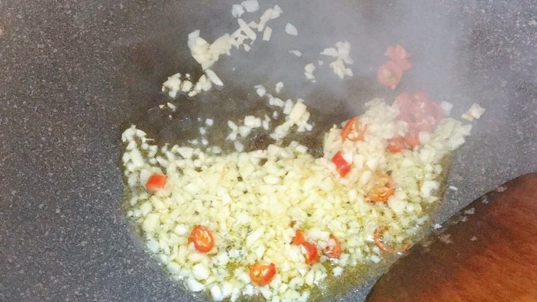 电饭煲香辣卤鸡爪,电饭煲煮好完毕,炒锅里倒入适量油,爆香蒜末和辣椒末