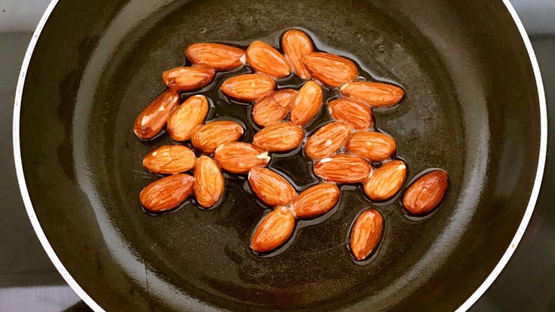 干锅千页豆腐,锅里加入1勺大豆色拉油,烧六分热后放入大杏仁煸炒2分钟