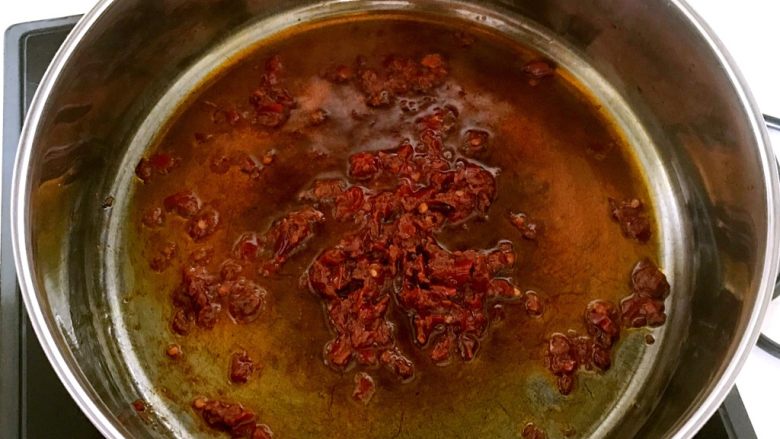 干锅千页豆腐,锅里加入2勺大豆色拉油烧热后加入郫县豆瓣酱,炒出红油