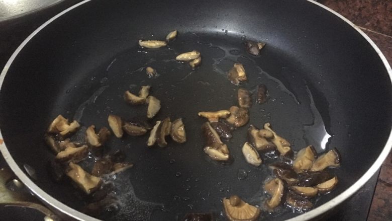 芥菜片炒香菇肉丝,锅中倒入适量油,放入香菇爆香