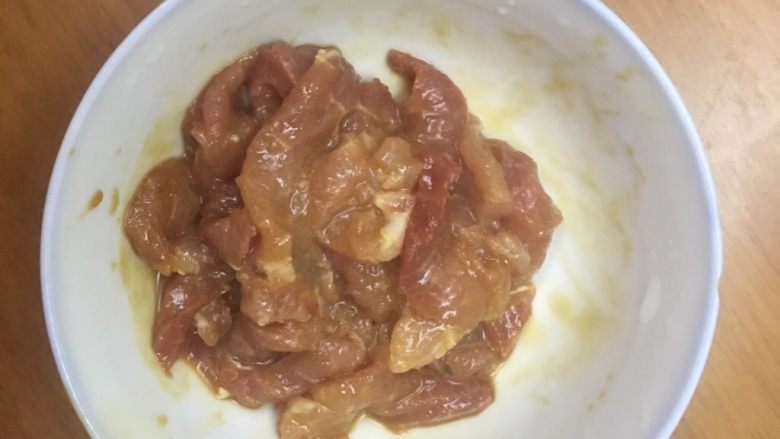 芥菜片炒香菇肉丝,将所有材料拌匀,备用