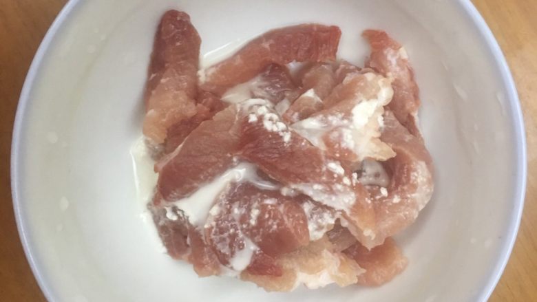 芥菜片炒香菇肉丝,猪肉切成丝,倒入适量的淀粉水
