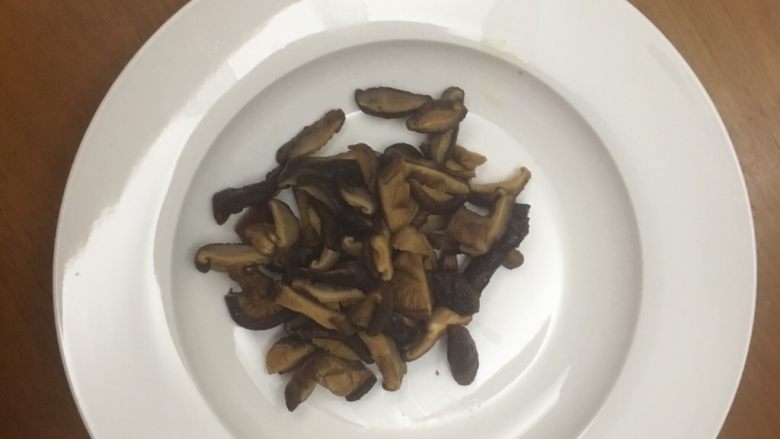 芥菜片炒香菇肉丝,把香菇沥干,切成丝