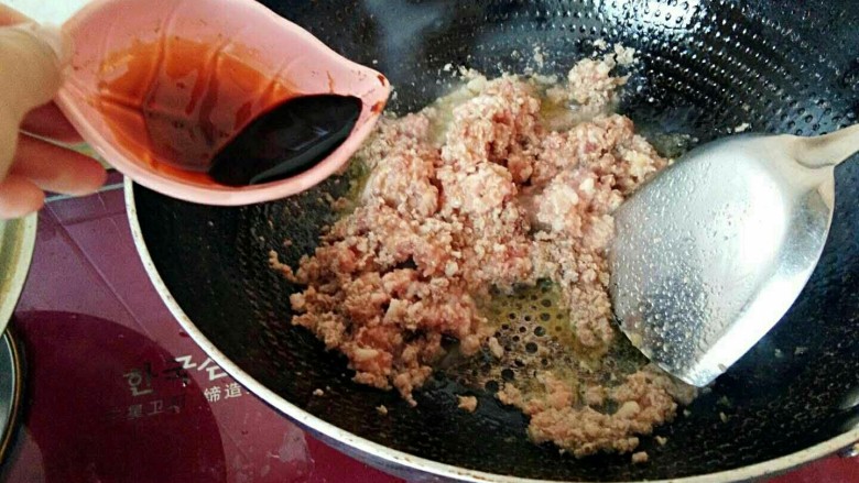 滚筒砂锅酱肉西蓝花馄饨,热锅放油，下入肉末，炒至变色，倒入<a style='color:red;display:inline-block;' href='/shicai/ 762'>老抽</a>和<a style='color:red;display:inline-block;' href='/shicai/ 788'>生抽</a>混合好的酱汁，搅拌均匀。