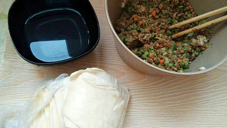 滚筒砂锅酱肉西蓝花馄饨,准备好一碗清水,<a style='color:red;display:inline-block;' href='/shicai/ 4453'>馄饨皮</a>,凉好的酱肉西蓝花馅