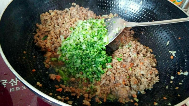 滚筒砂锅酱肉西蓝花馄饨,最后倒入西蓝花和盐,搅拌均匀出锅,放凉。