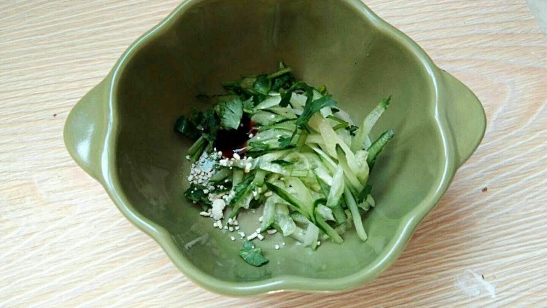 滚筒砂锅酱肉西蓝花馄饨,在煮馄饨的时候找一个小碗，放入黄瓜丝，香菜碎，一滴<a style='color:red;display:inline-block;' href='/shicai/ 721'>蚝油</a>，几粒<a style='color:red;display:inline-block;' href='/shicai/ 756'>鸡精</a>。