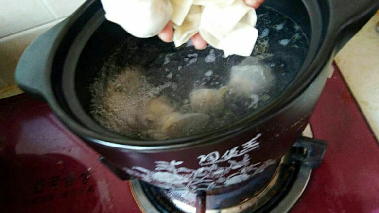 滚筒砂锅酱肉西蓝花馄饨,砂锅烧水,水开放入馄饨