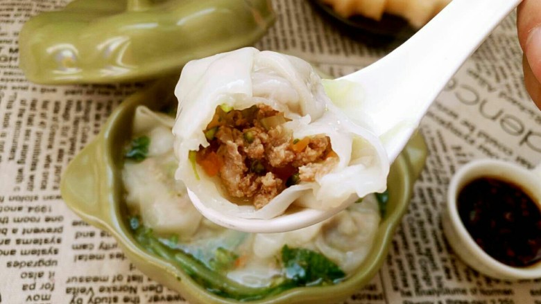 滚筒砂锅酱肉西蓝花馄饨,馄饨汤鲜美,咬一口馄饨,肉香在嘴里荡气回肠,还配着西蓝花和胡萝卜的味道,香儿不腻。