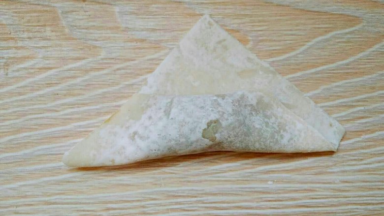 滚筒砂锅酱肉西蓝花馄饨,在继续往上折一层。