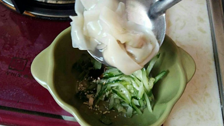 滚筒砂锅酱肉西蓝花馄饨,煮好的馄饨捞出,放入碗里,倒入少许的汤汁。