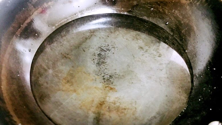 私房牛腩,.准备一锅水,烧开,放入牛腩焯水