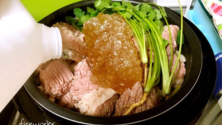 私房牛腩,.加入水,建议加入纯净水。水加到肉的一半多。盖上盖子放入高压锅中,40分钟。或调到炖肉档,等待出锅。