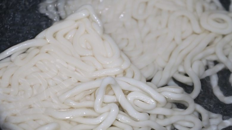 肥牛炒乌冬,放入乌冬面,焯水1分钟,捞起沥干水