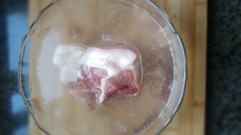 电饭煲-豆角焖面,<a style='color:red;display:inline-block;' href='/shicai/ 414'>猪肉</a>浸泡洗净。