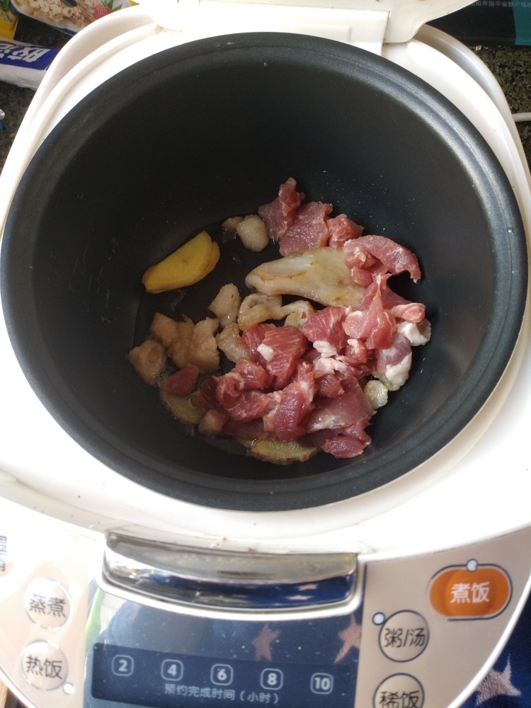 电饭煲-豆角焖面,等到肥肉变得金黄的时候下入瘦肉。