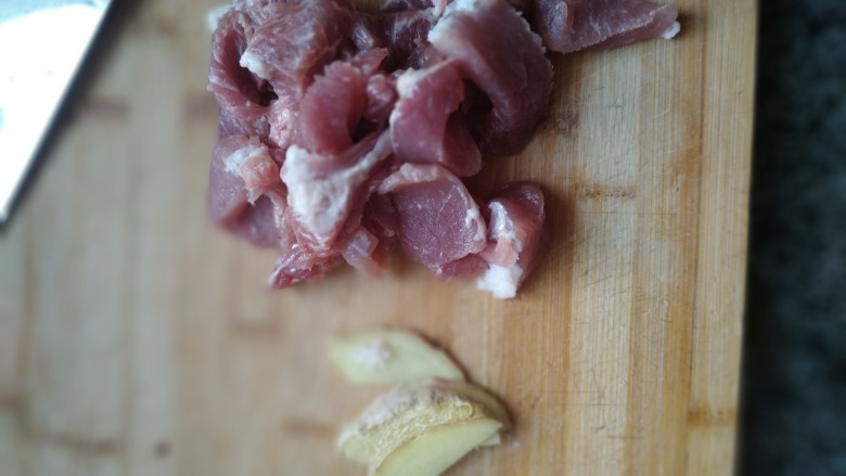 电饭煲-豆角焖面,加热的同时处理瘦肉。切大片备用。