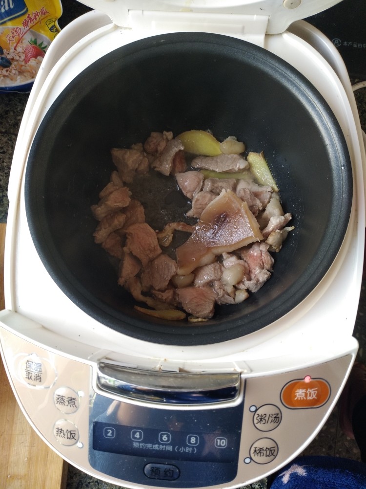 电饭煲-豆角焖面,如图，炒至变色。