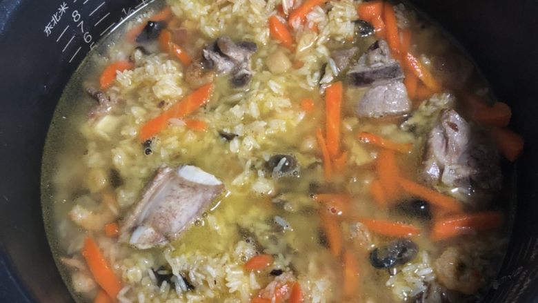 芥菜咸干饭,炒好放入电饭煲加点水,水不能太多,刚好末过米就可以