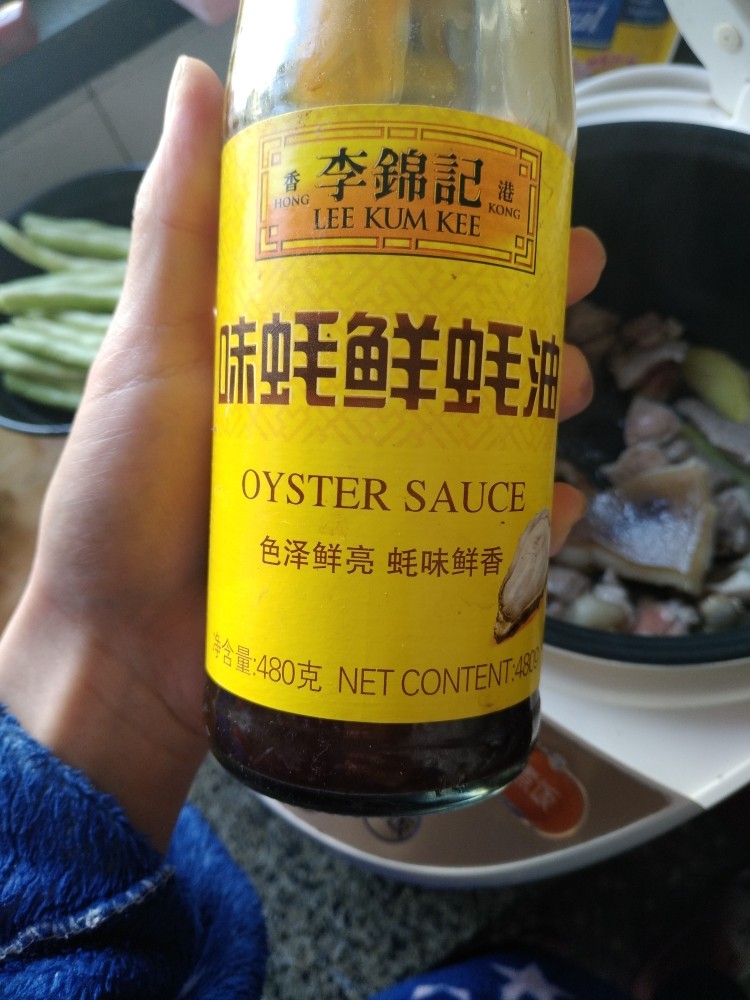 电饭煲-豆角焖面,加入蚝油，继续翻炒。