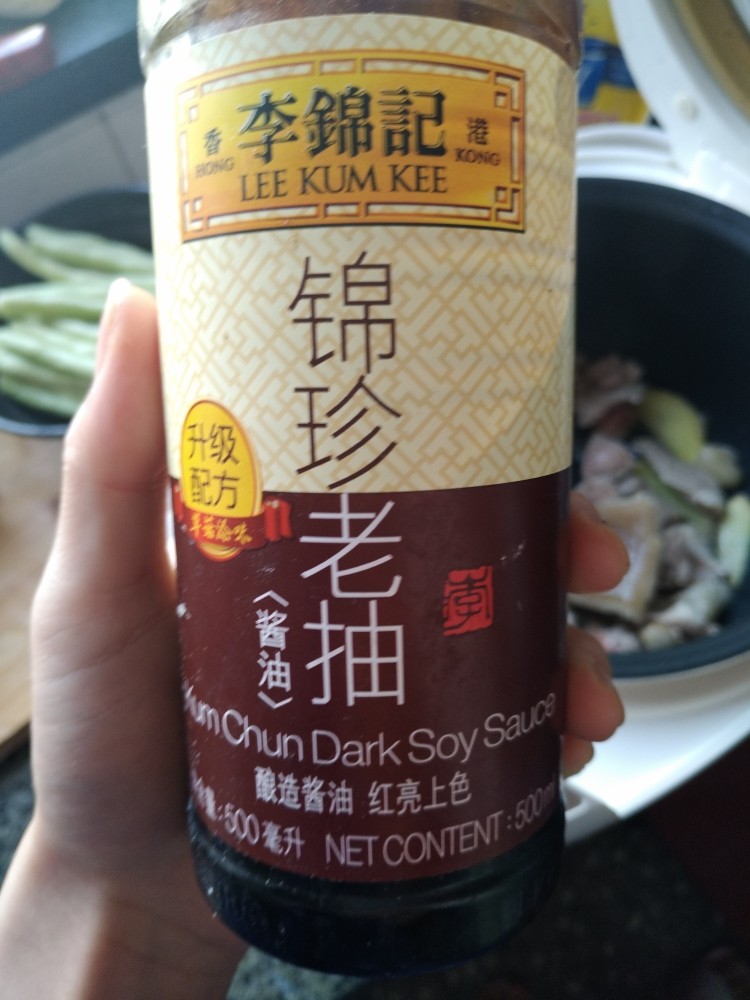 电饭煲-豆角焖面,翻炒均匀，加入<a style='color:red;display:inline-block;' href='/shicai/ 762'>老抽</a>。