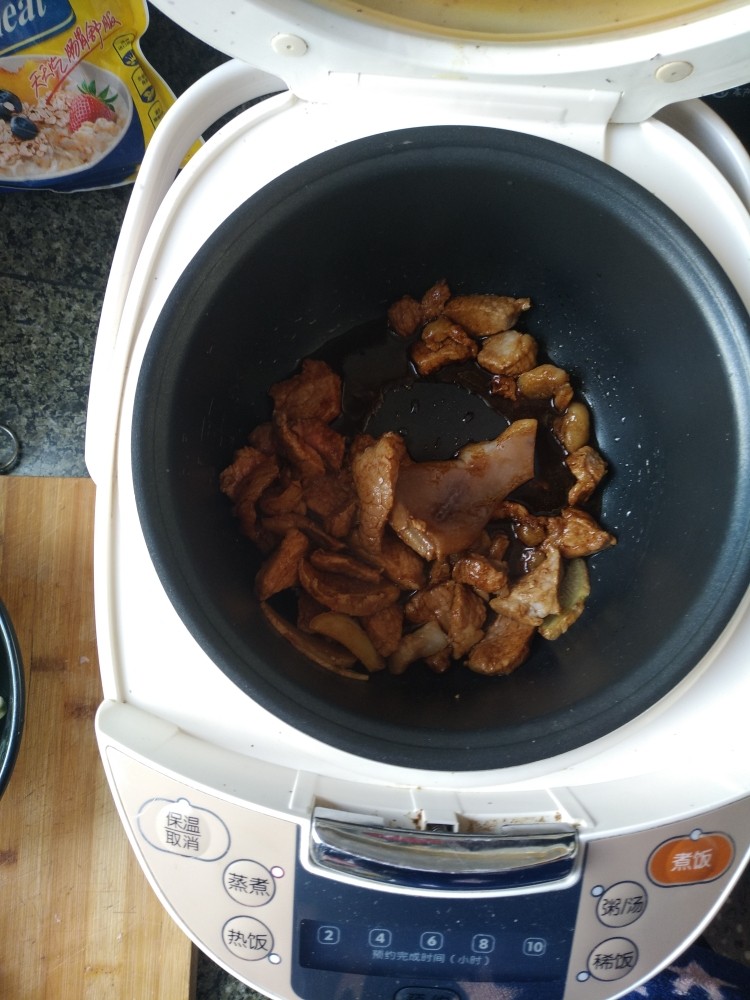 电饭煲-豆角焖面,炒至颜色红亮加入<a style='color:red;display:inline-block;' href='/shicai/ 718'>料酒</a>。