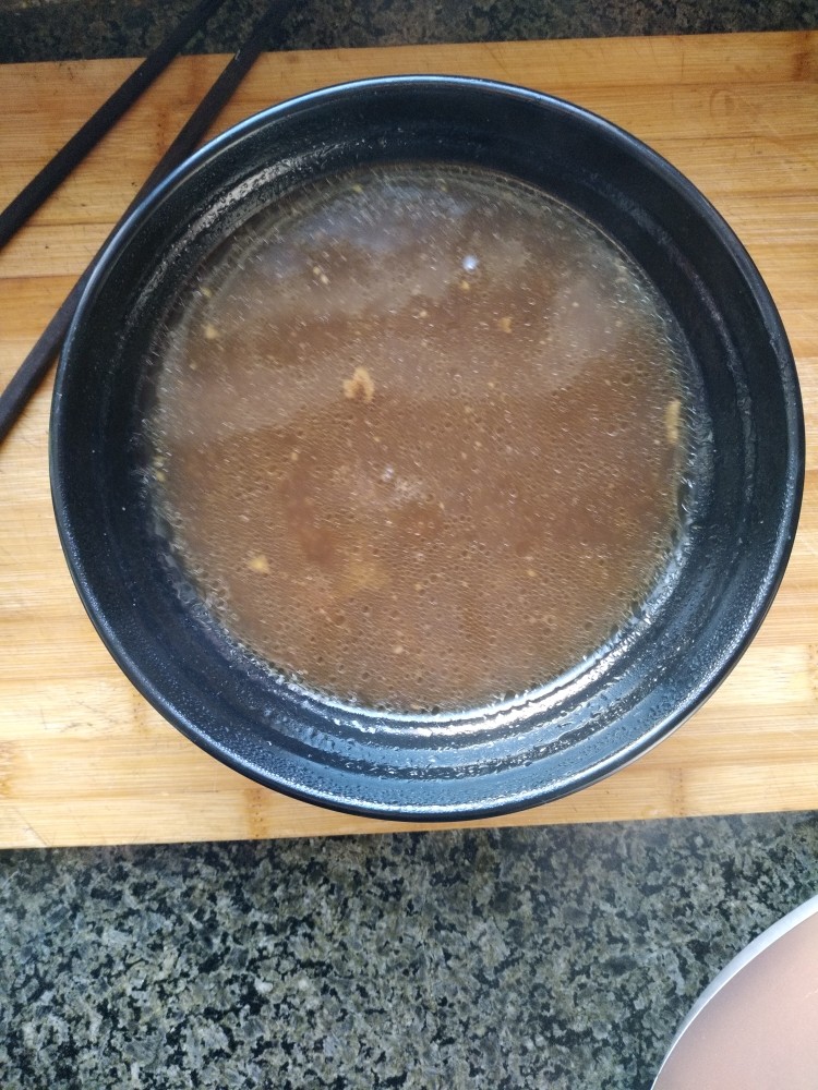 电饭煲-豆角焖面,炖到豆角都已经熟了但还是有点硬的时候舀出半碗汤备用。