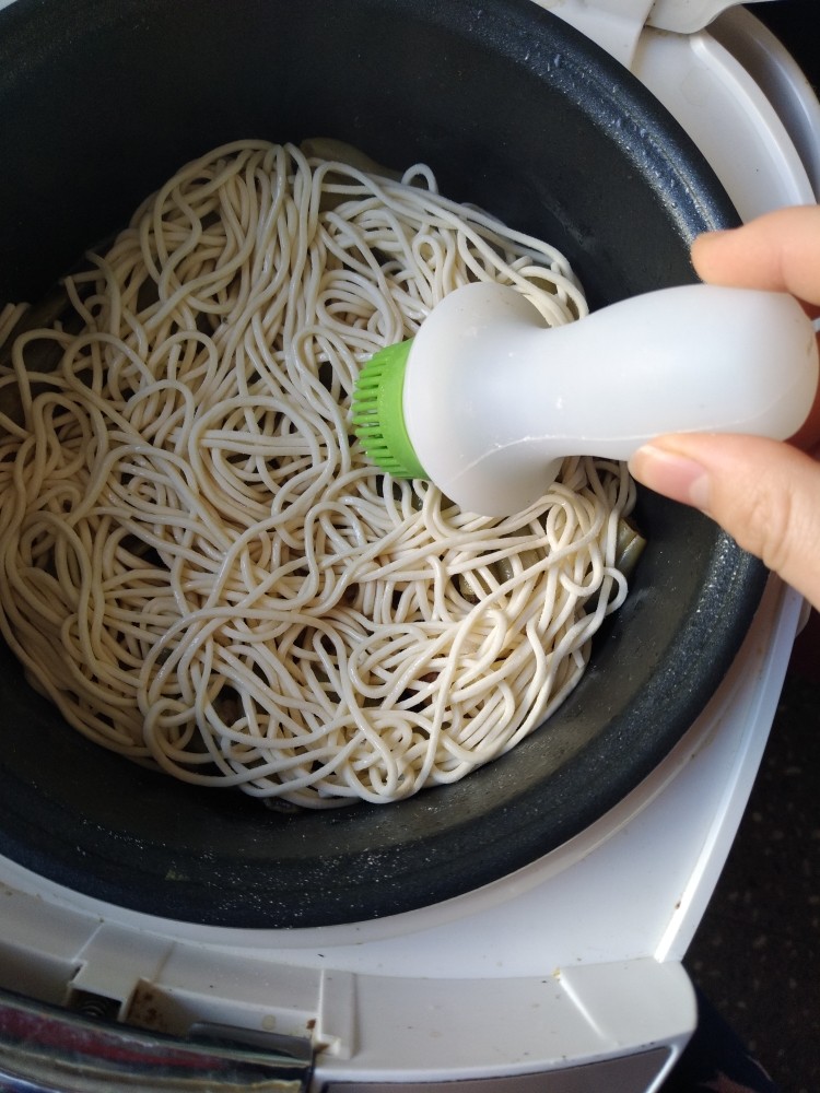 电饭煲-豆角焖面,均匀的刷上一层油然后再铺下一层。这样可以防止<a style='color:red;display:inline-block;' href='/shicai/ 526'>面条</a>粘连。盖盖焖15分钟。