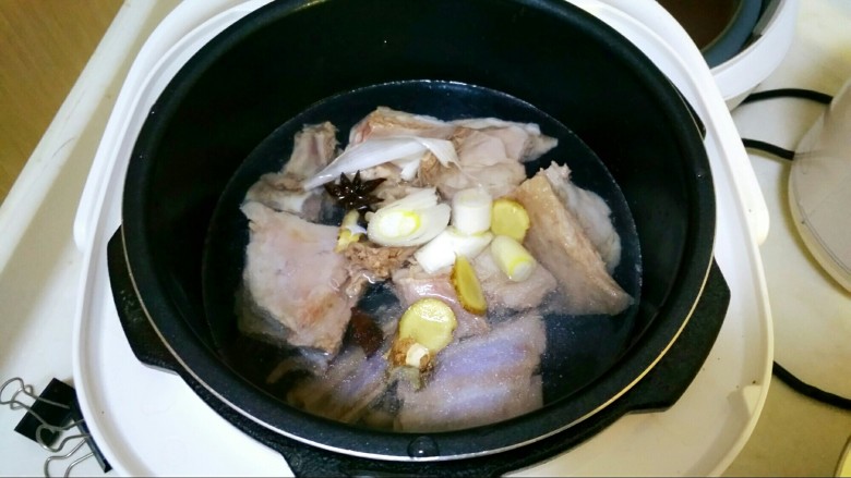 电饭煲+羊肉萝卜汤,<a style='color:red;display:inline-block;' href='/shicai/ 330'>羊排</a>切好，冷水下锅，煮开1分钟，捞出，用冷水洗净血末。冷水泡2分钟。沥干水分后再次冷水下锅加入八角，葱姜，盖上电饭煲盖子，按煮粥键，压力调到最小。