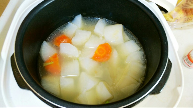 电饭煲+羊肉萝卜汤,羊肉煮好了后，加入<a style='color:red;display:inline-block;' href='/shicai/ 24'>萝卜</a>，盖盖子按蔬菜汤键。