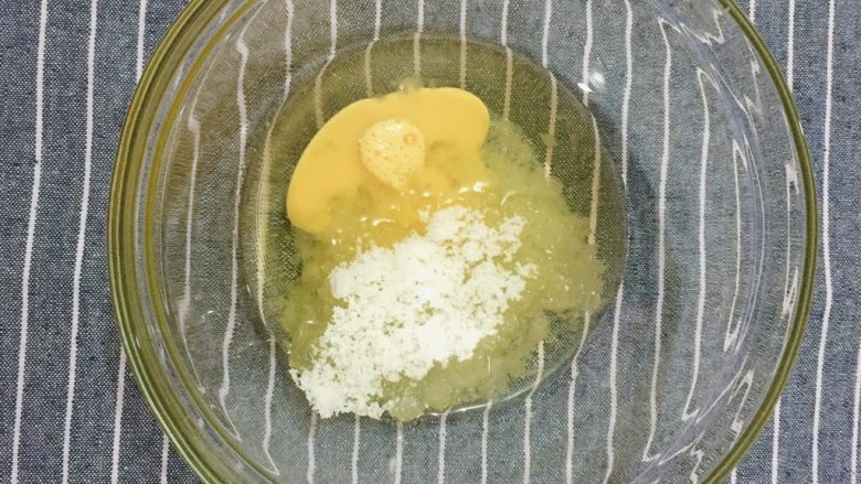 海苔饼干,找一个大碗,把玉米油,白砂糖,蛋液倒进去拌匀