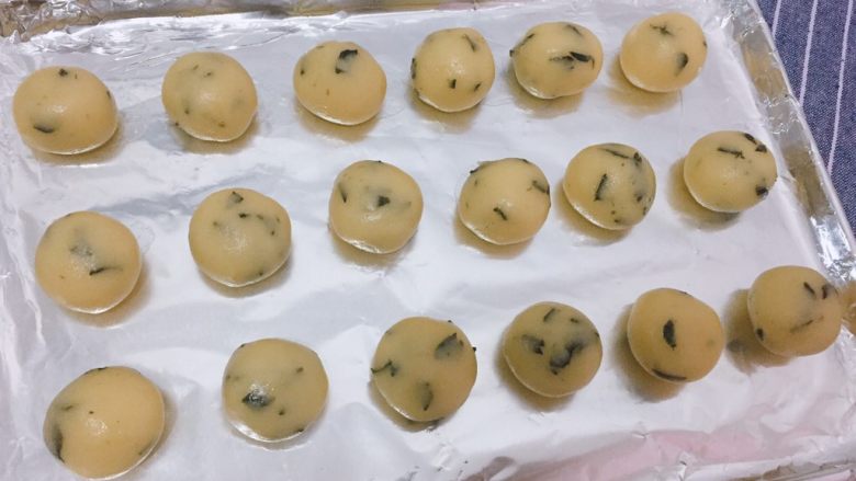 海苔饼干,分成每个约10g的小圆球,放在烤盘上