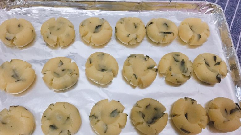 海苔饼干,圆球中间用拇指压一下
烤箱预热,170度,中层,烤15分钟左右,具体还得根据自己烤箱脾气来定,随时观察,调整温度