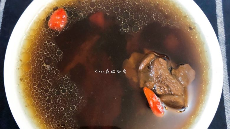 土鸭老萝卜汤,炖好的汤味道调好即可,一道美味又营养的高汤就出来啦