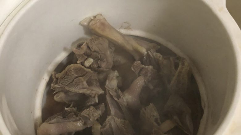 土鸭老萝卜汤,把鸭肉洗干净用开水烫一下,放炖锅里干炖30分钟(干炖可以很好地去腥味)