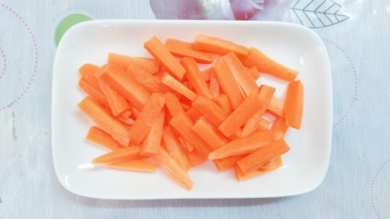 铁板鸡脆骨,把胡萝卜去皮,切成大小相等的条状!