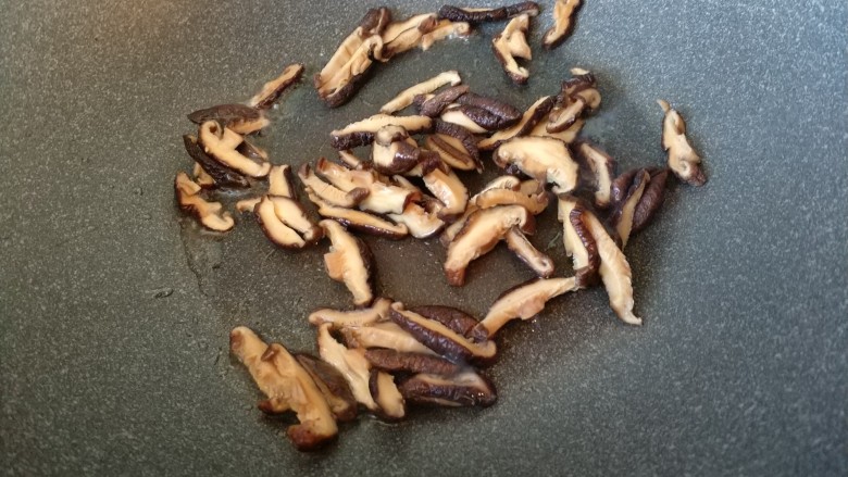 真正的生炒腊味糯米饭,热锅放油,加入香菇爆香