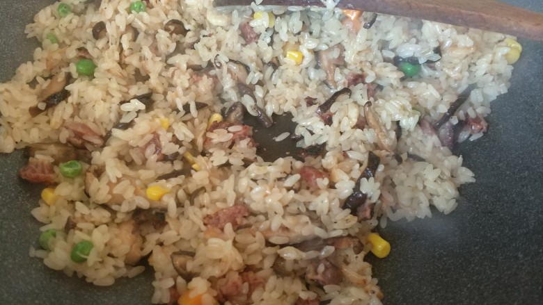 真正的生炒腊味糯米饭,焖干水炒一下,然后继续重复加水焖的步骤,大概两三次,直至炒至糯米变透明有弹性,手感有阻力后